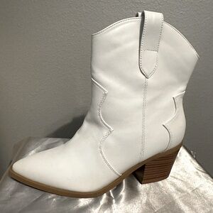 Journey Collection White Short Cowboy Boot